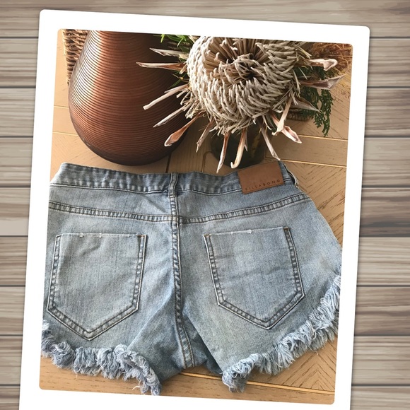 Billabong Frayed Edge Tribal Print Denim Shorts! - Picture 3 of 5